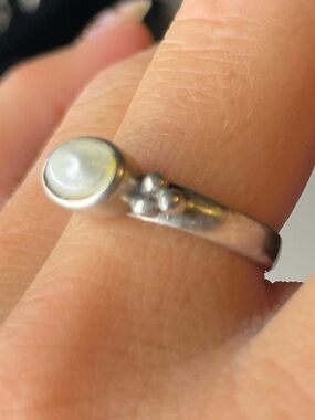 Sterling Silver Oval in pearl Ring in White